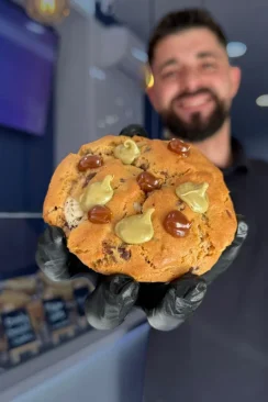 Primer plano de cookie con dulce de leche y pistacho